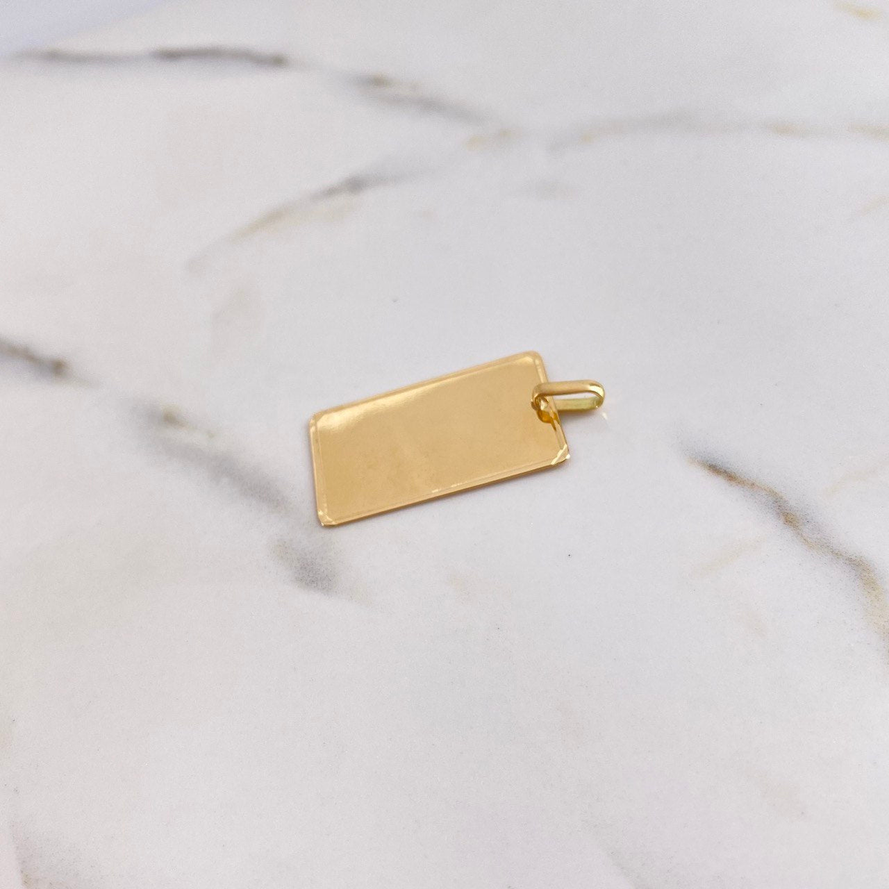 Dije Placa Rectangular Lisa 3.05gr / 3.5cm / 18mm*30mm Bordes Diamantados Oro Amarillo $