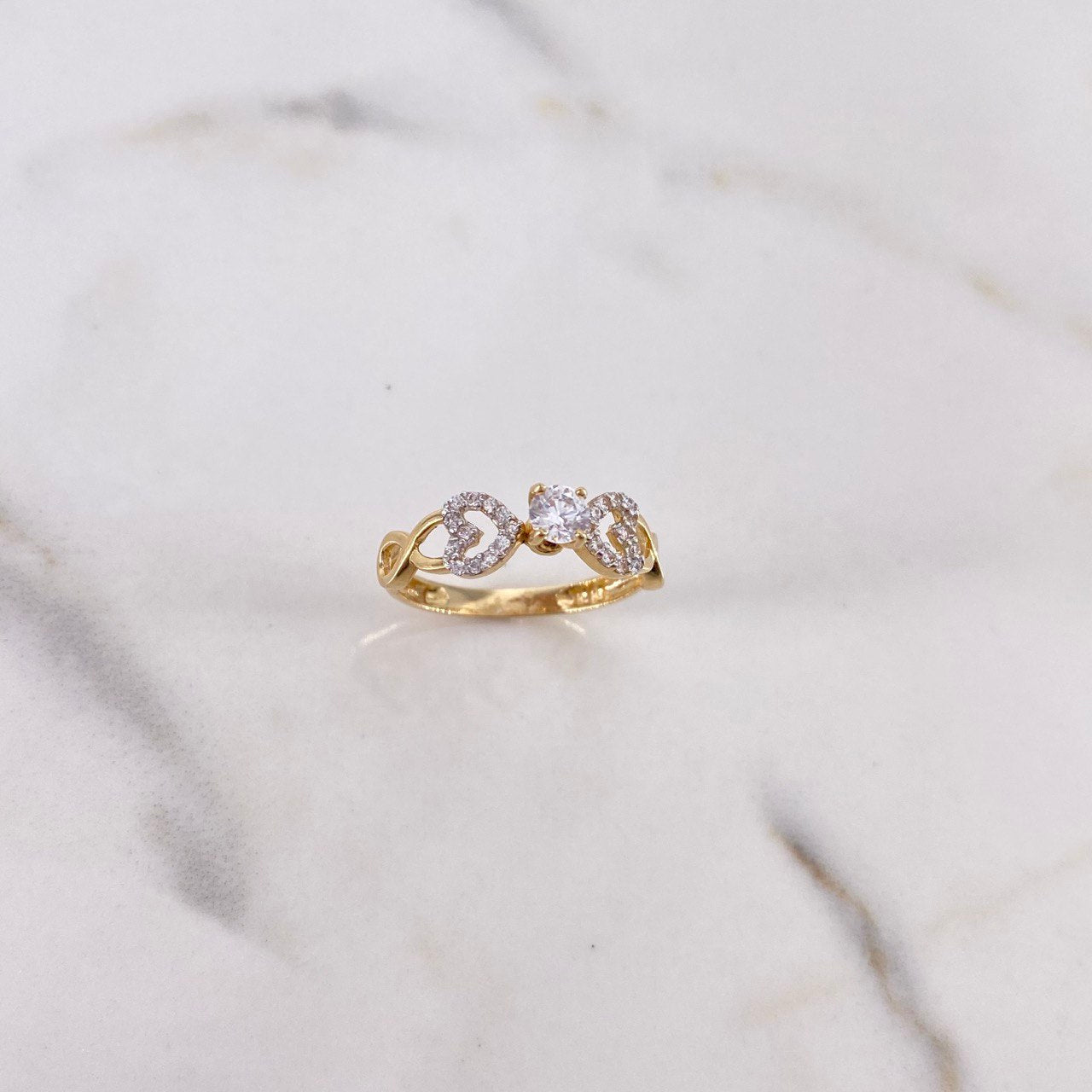 Anillo Solitario Corazónes Infinito 2.35gr / T7 1/4 / Circones Blancos Oro Amarillo $