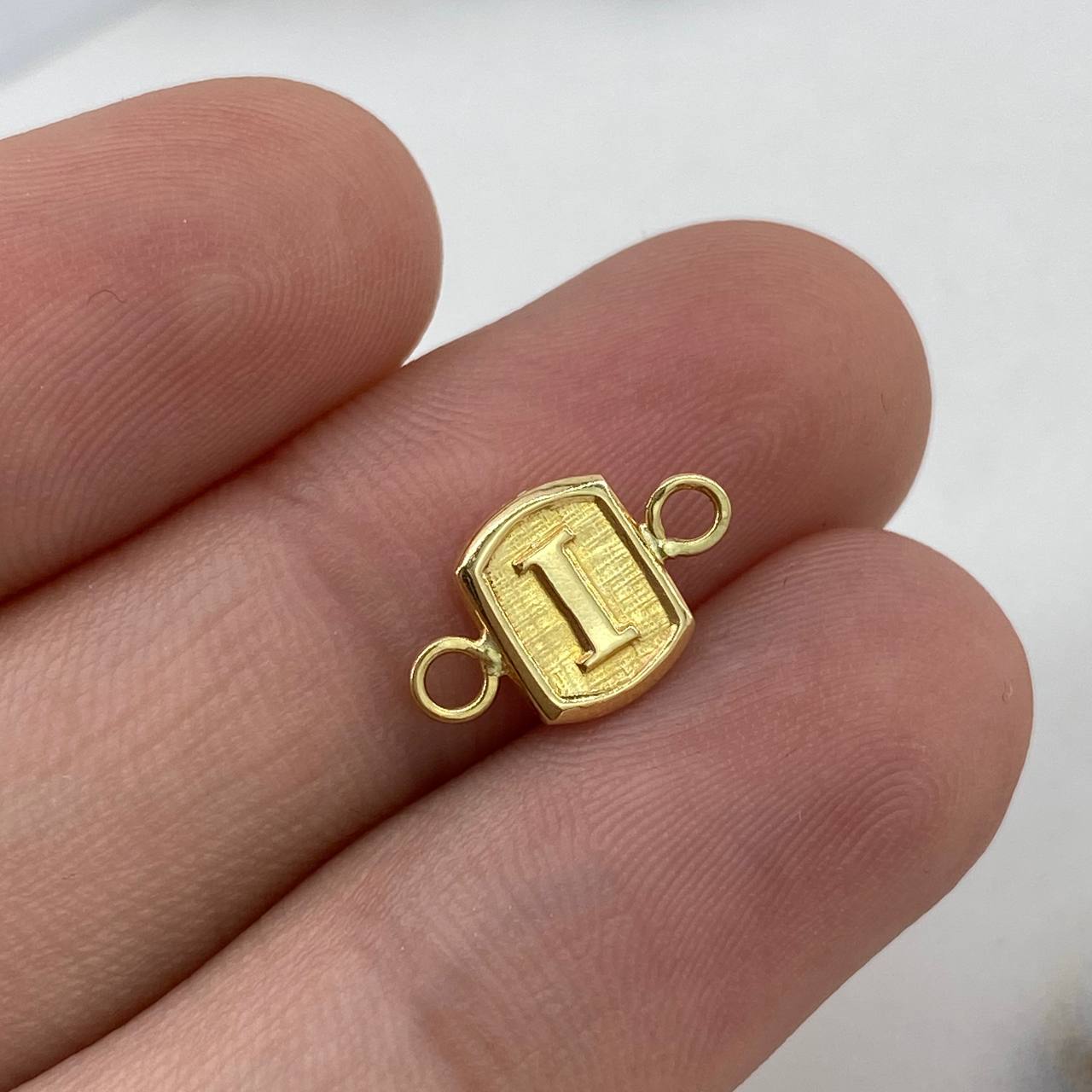 Herraje Marco Letra I 0.35gr / 1.5cm / Liso Oro Amarillo $