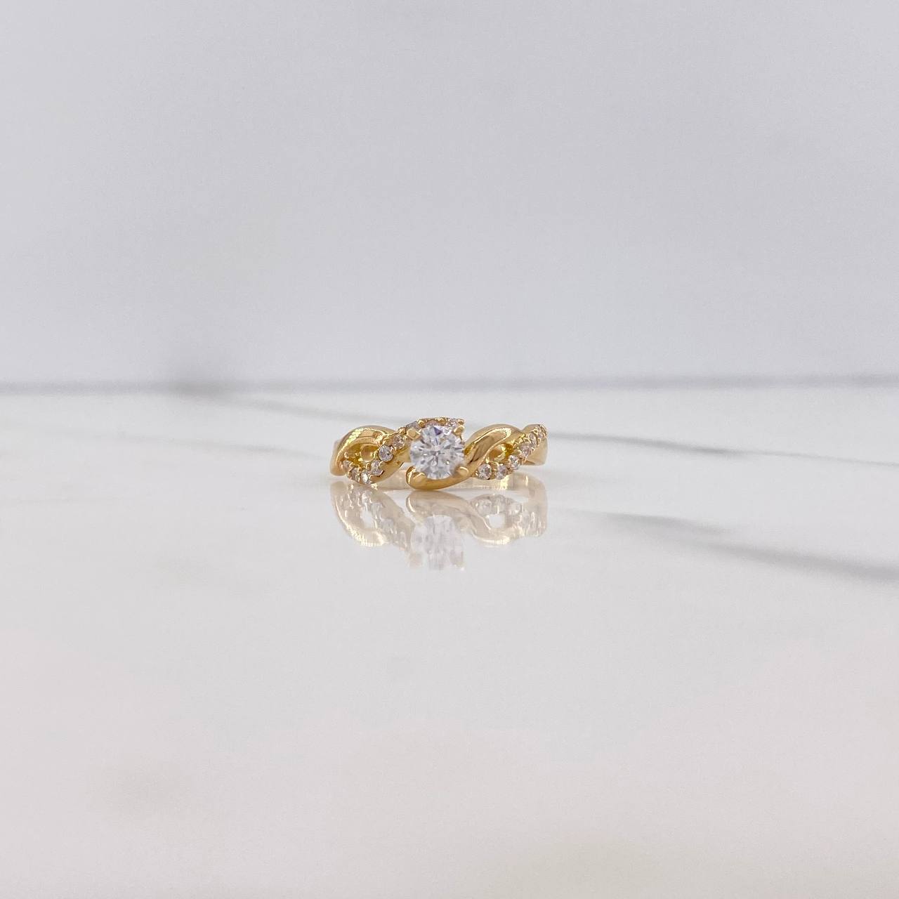 Anillo Solitario Entrelazado 2.2gr / T5  / Circones Blancos Oro Amarillo $