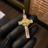 Dije Cristo Cruz 7.45gr / 5.4cm San Benito Circones Blancos Oro Amarillo