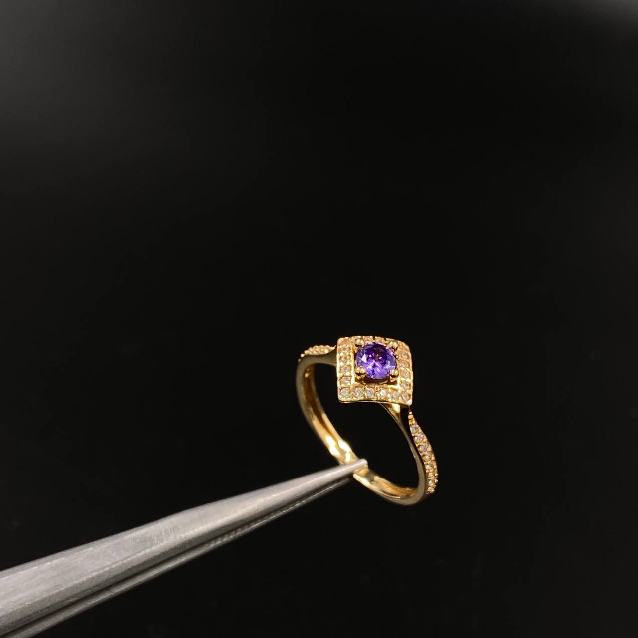 Anillo Rombo 2.25gr / T6 1/2 / Solitario Circones Blancos Morado Oro Amarillo&