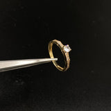 Anillo Linea Curva  2gr / T6 1/4  / Solitario Circones Blancos  Oro Amarillo&