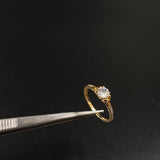 Anillo Trinidad  1.85gr / T7 1/2  / Solitario Circones Blancos  Oro Amarillo&