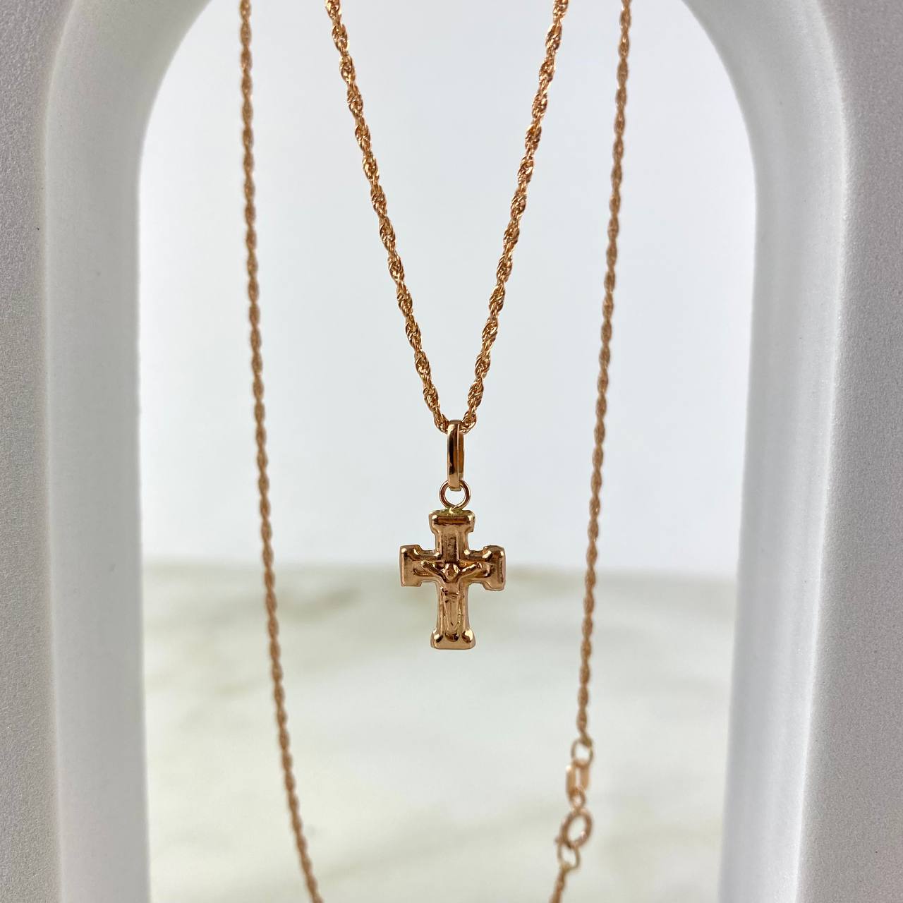 Cadena Lazo 1.05gr / 55cm + Dije Cruz Cristo Latina 0.5gr / 2cm Oro Rosa (Oferta)