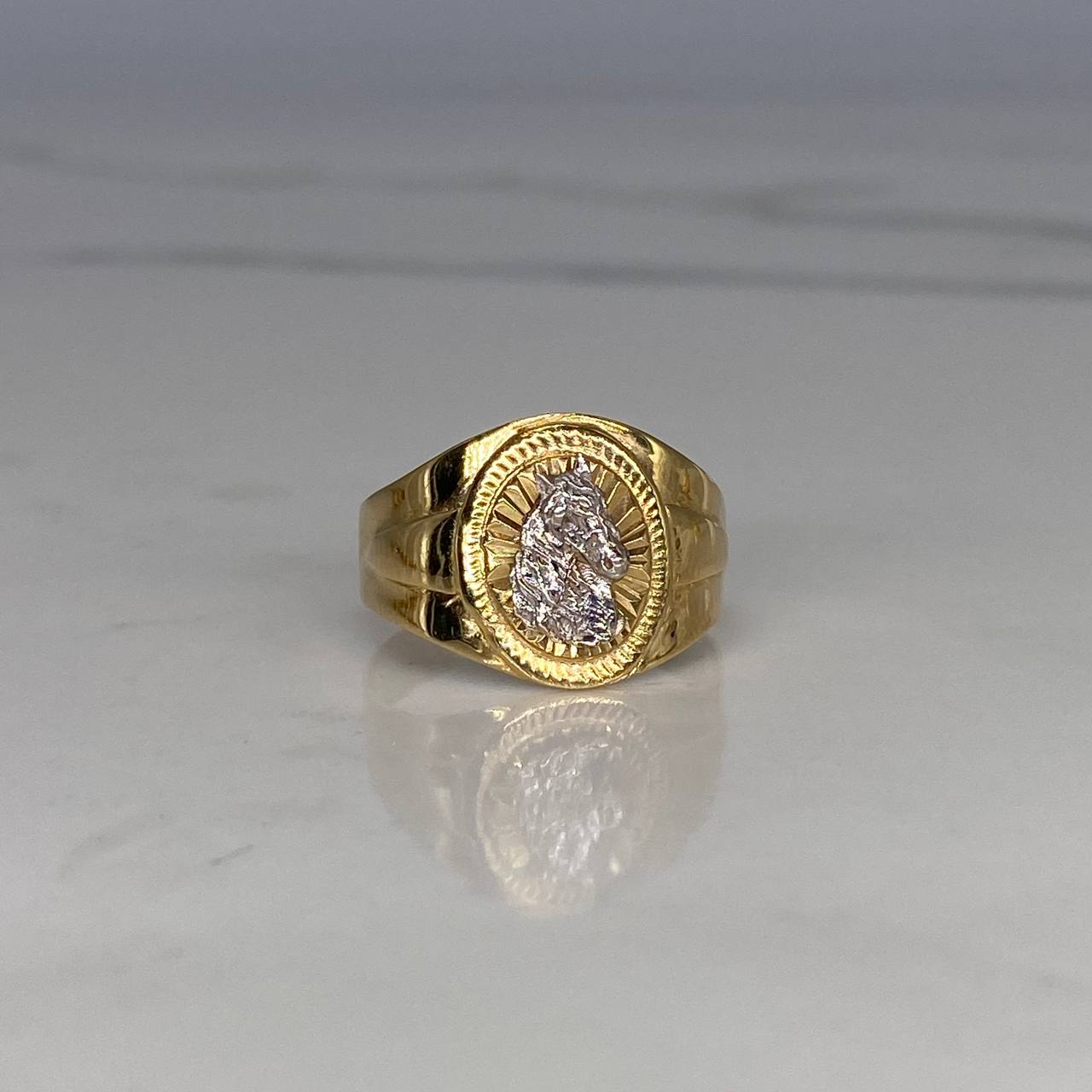 Anillo Sello Caballo  6.1gr / T10 1/4 Diamantado  Dos Oros Amarillo Blanco$