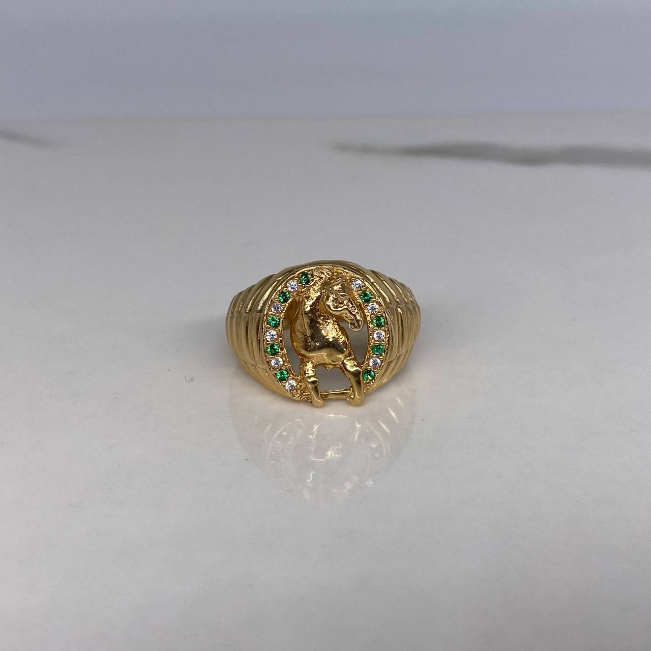 Anillo Caballo Herradura 8.75gr / T10 1/4 Circones Blancos Verdes  Oro Amarillo$