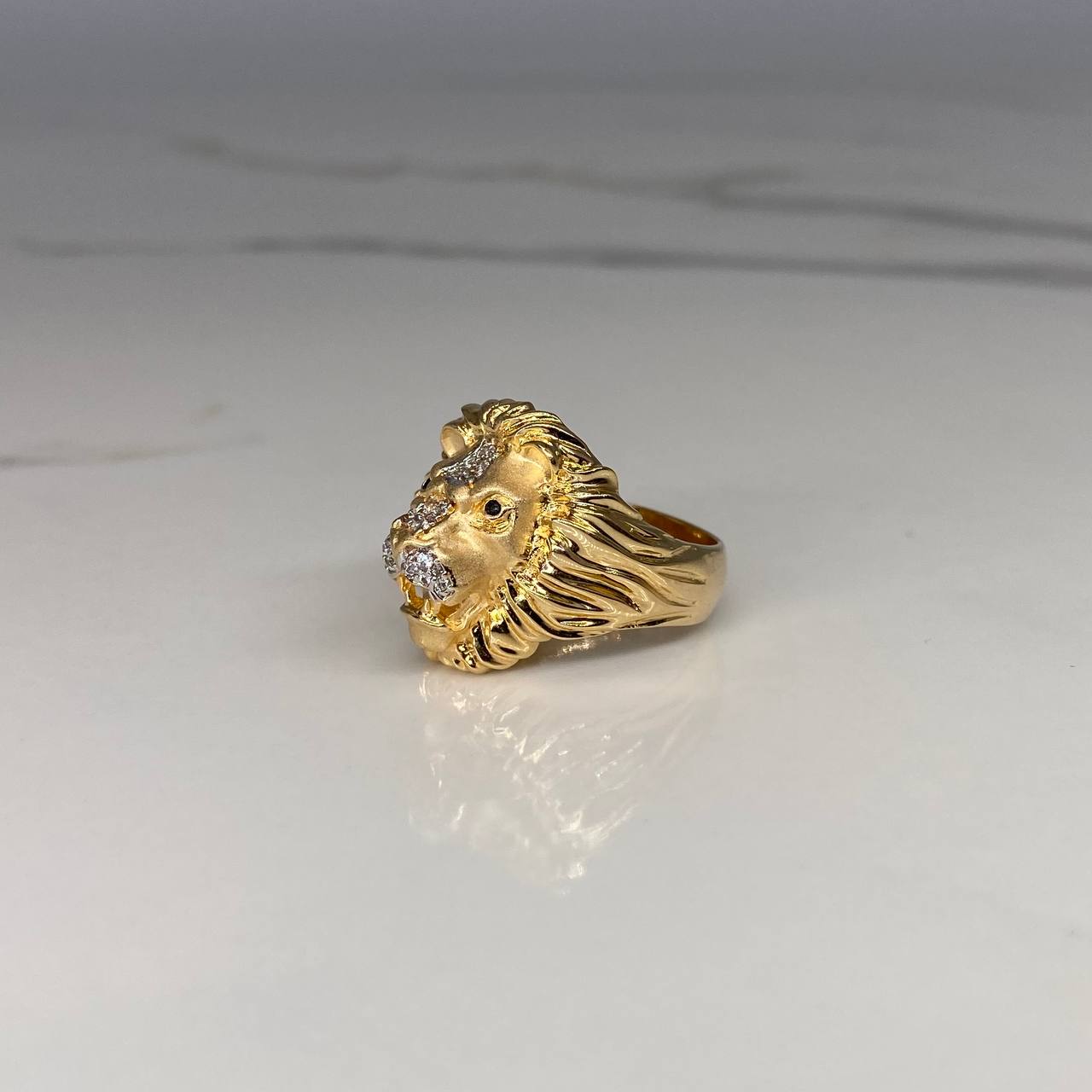 Anillo Rostro Leon  10.8gr / T10 1/2 Circones Blancos Negros   Oro Amarillo$