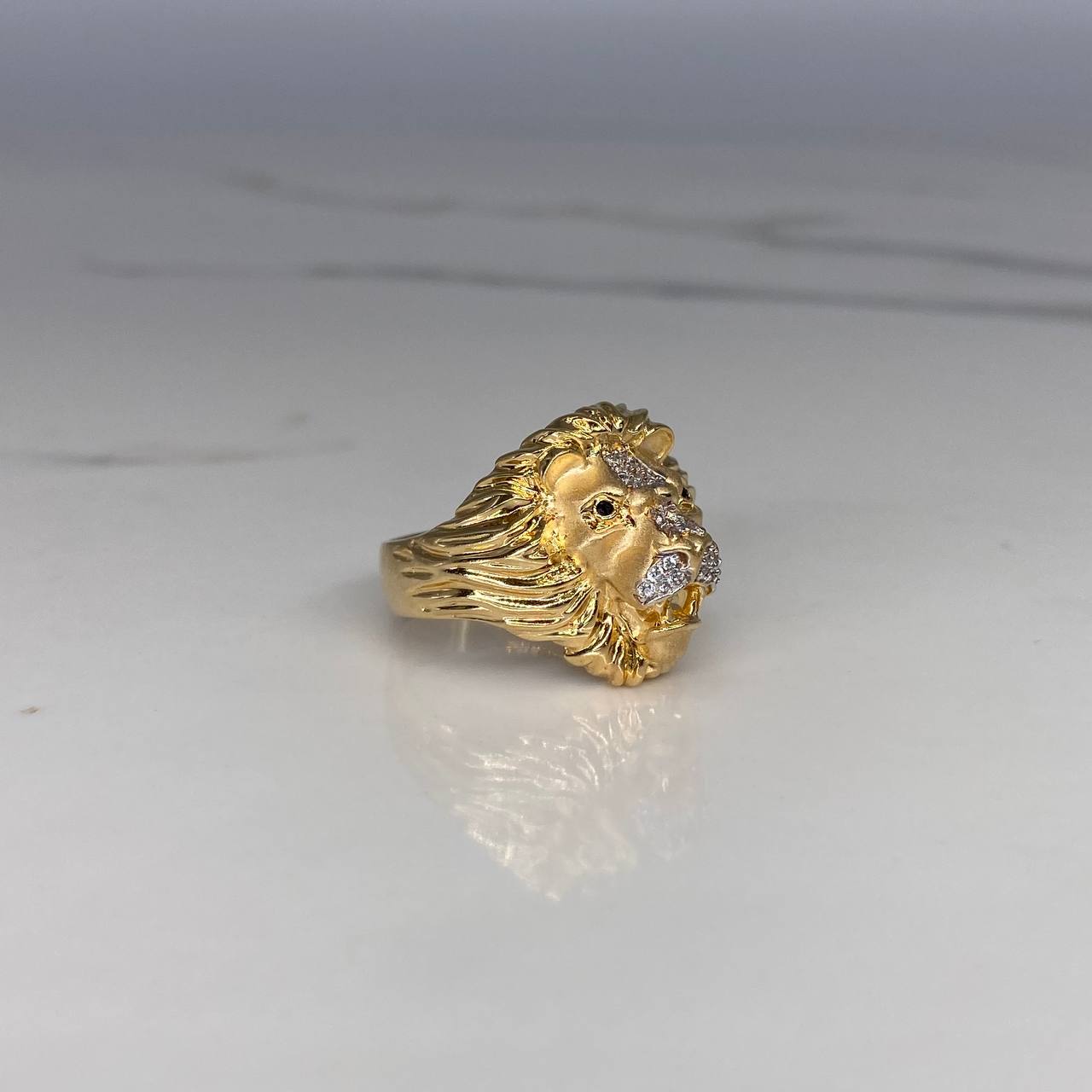 Anillo Rostro Leon  10.8gr / T10 1/2 Circones Blancos Negros   Oro Amarillo$