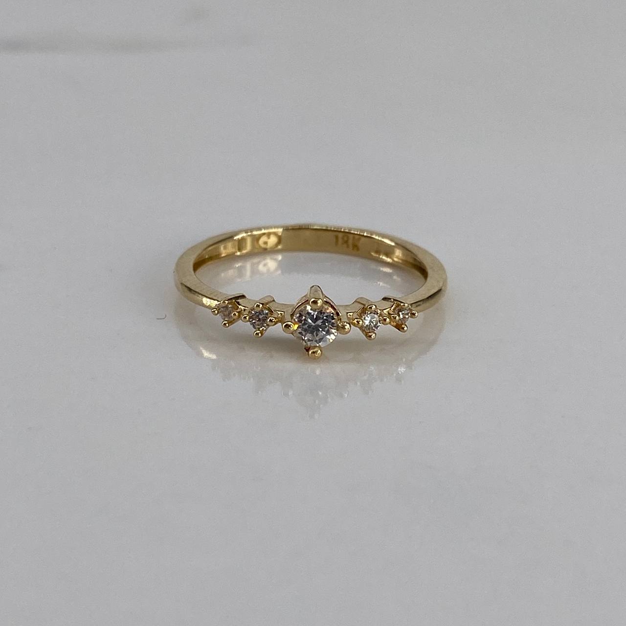 Anillo Chispa  1.7gr / T6 / Solitario Circones Blancos  Oro Amarillo$