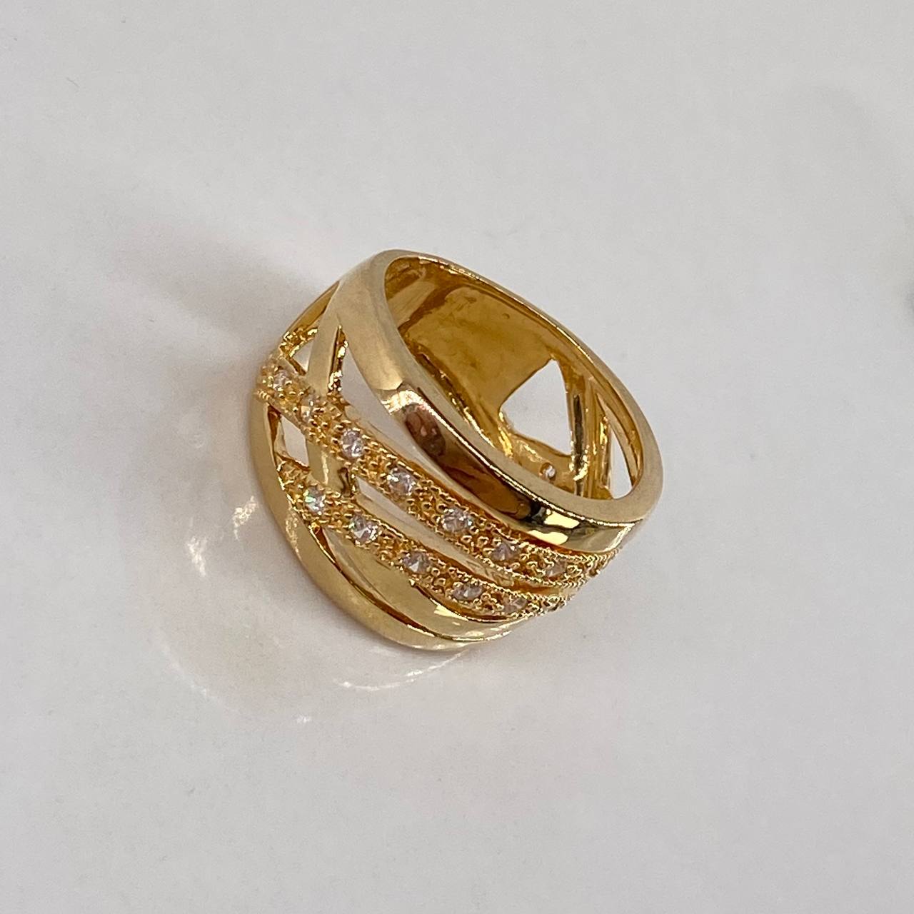 Anillo Banda Cruzada  6.2gr / T5 1/2 Circones Blancos  Oro Amarillo$