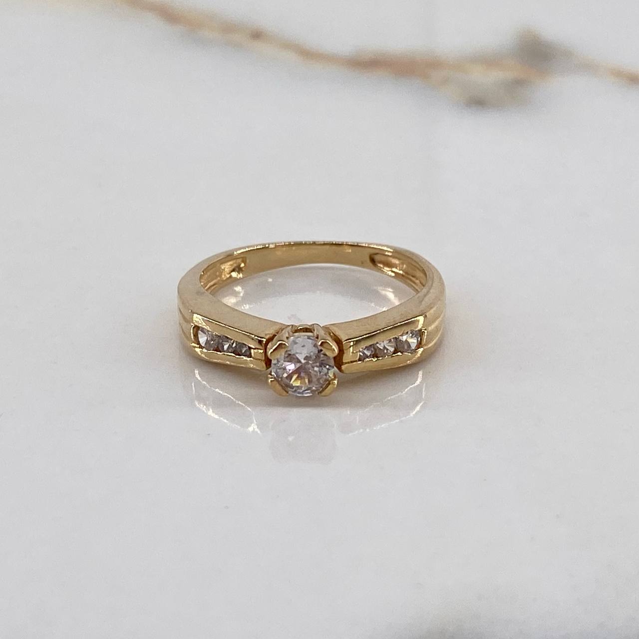 Anillo Puente  2.9gr / T5 / Solitario Circones Blancos  Oro Amarillo$