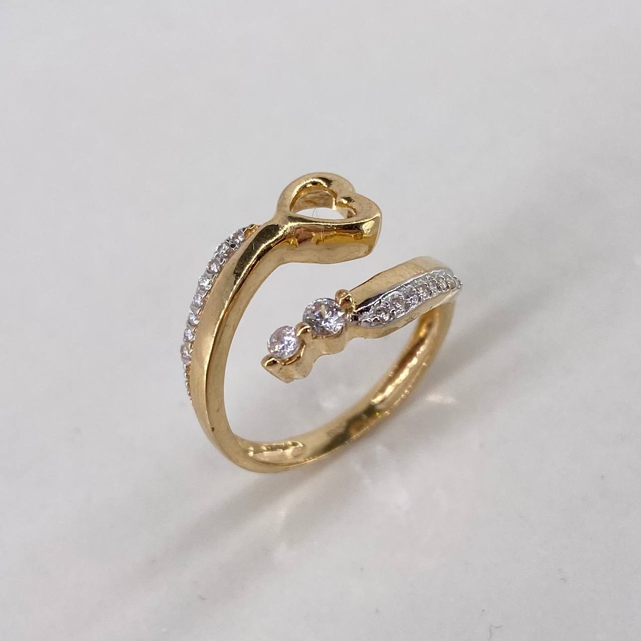 Anillo Corazon Cruzado  2.55gr / T6 1/4 / Circones Blancos  Oro Amarillo$