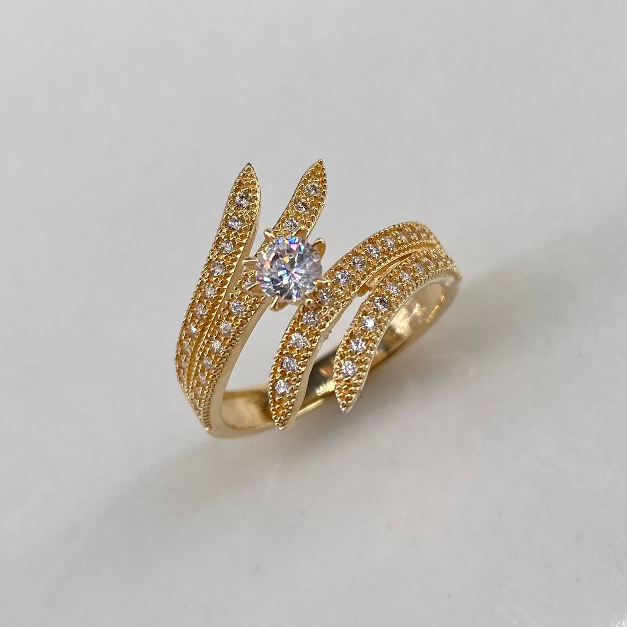 Anillo Laurel Cruzado  4.2gr / T6 3/4 / Circones Blancos  Oro Amarillo$