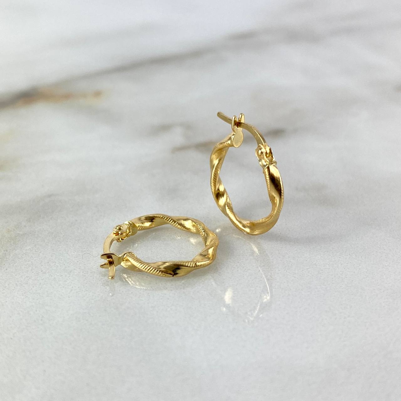 Candongas Deis 1.6gr / 1.8cm / Rayadas Entorchadas Oro Amarillo 18K