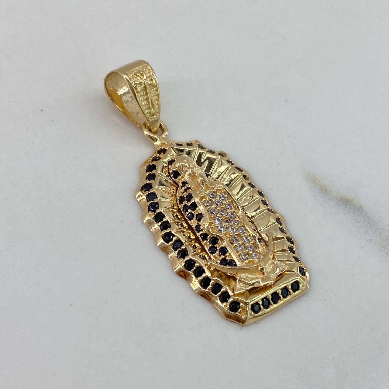 Dije Virgen Guadalupe  5.25gr / 3.5cm / Circones Blancos Negros  Oro Amarillo$