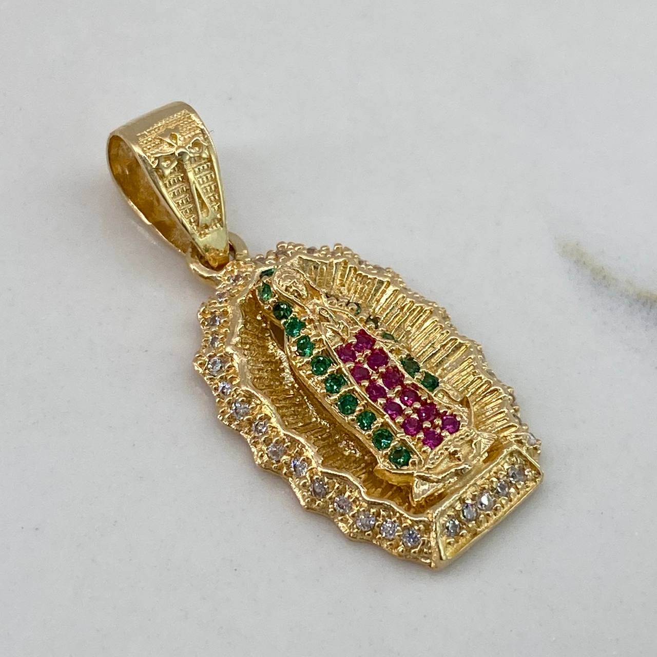 Dije Virgen Guadalupe  3.95gr / 3cm / Circones Blancos Verdes Fucsias  Oro Amarillo$