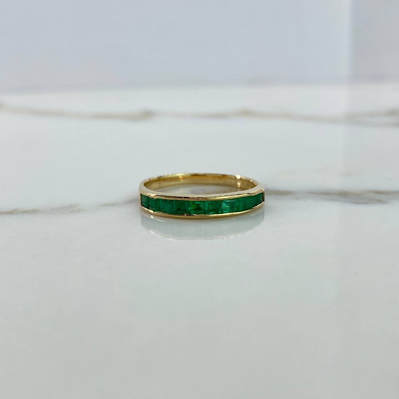 Anillo Banda  2.5gr / T 8 / Solitario 1 Qt Esmeralda  Oro Amarillo (Joya)$