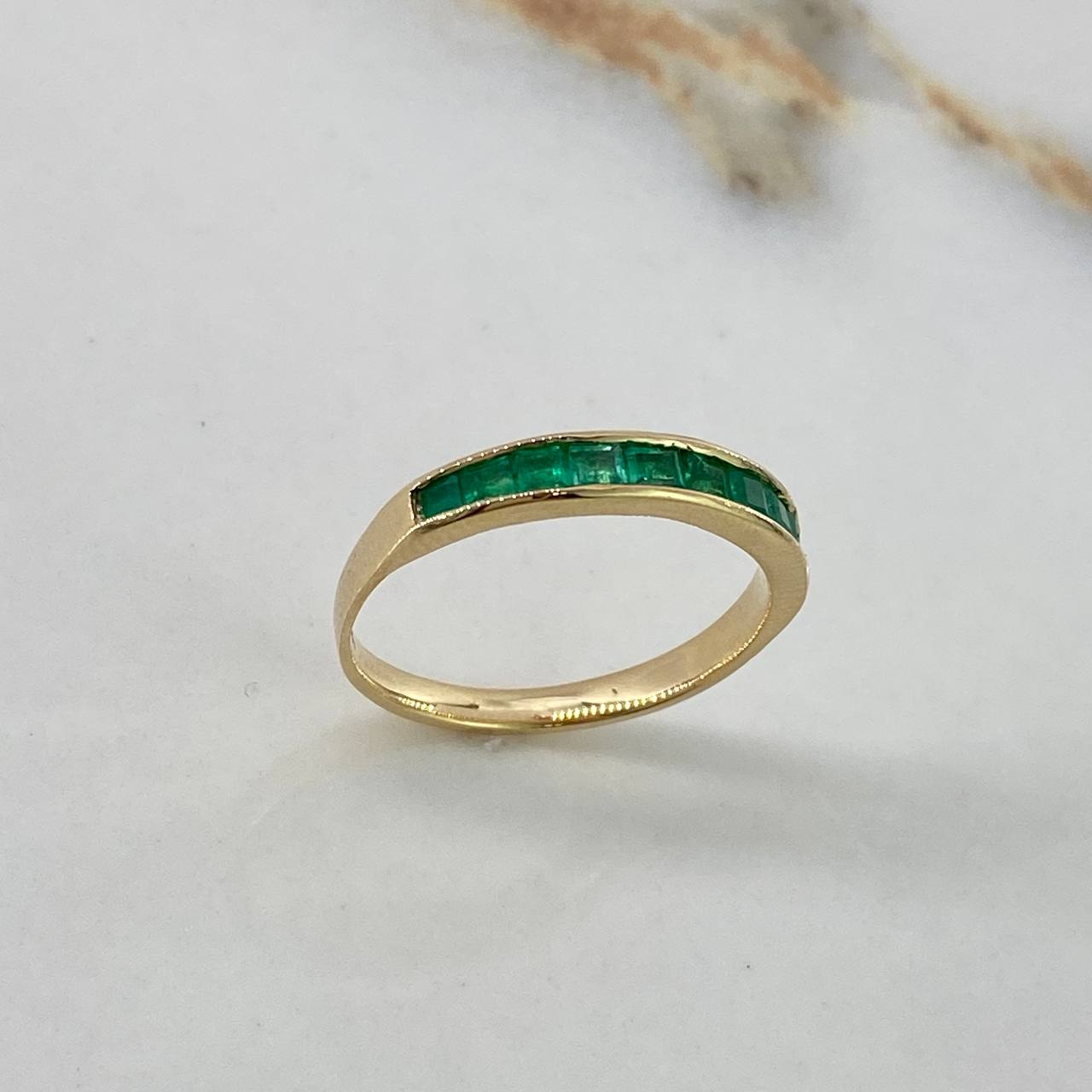 Anillo Banda  2.5gr / T 8 / Solitario 1 Qt Esmeralda  Oro Amarillo (Joya)$