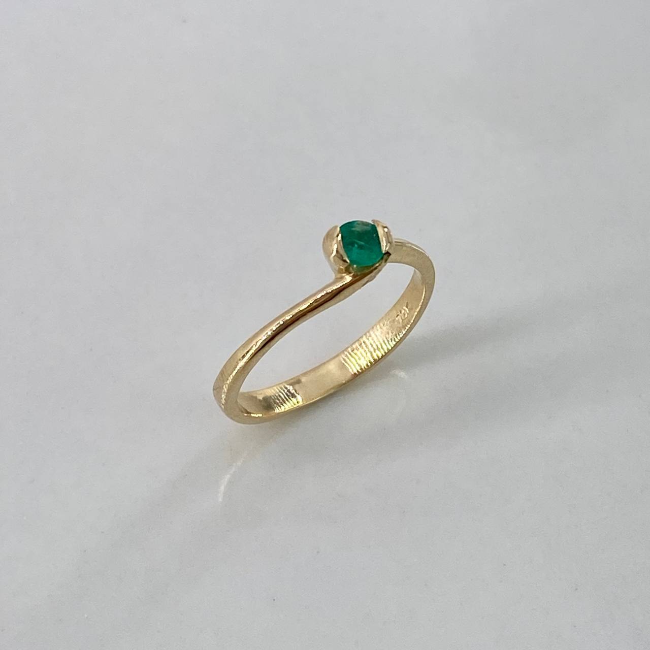 Anillo Lineas  2.35gr / T6 1/4 / Solitario 18 Pts Esmeralda  Oro Amarillo (Joya)$