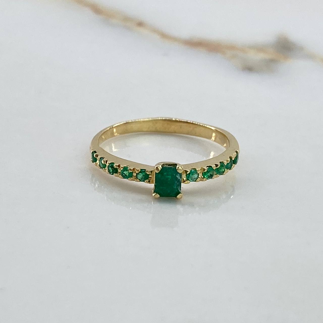 Anillo Banda  1.85gr / T7  / Solitario 33 Pts Esmeralda  Oro Amarillo (Joya)$