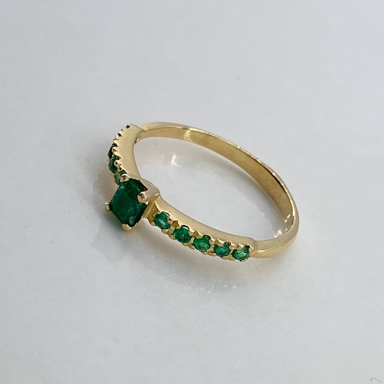 Anillo Banda  1.85gr / T7  / Solitario 33 Pts Esmeralda  Oro Amarillo (Joya)$