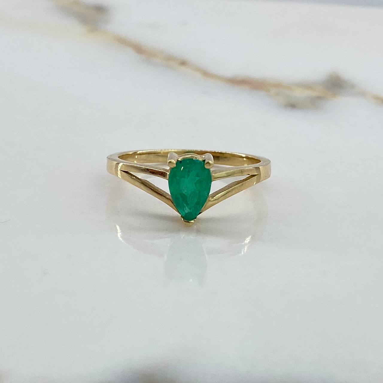 Anillo Pera  2.75gr / T7 1/4 / Solitario 1.24 Kt Esmeralda  Oro Amarillo (Joya)$