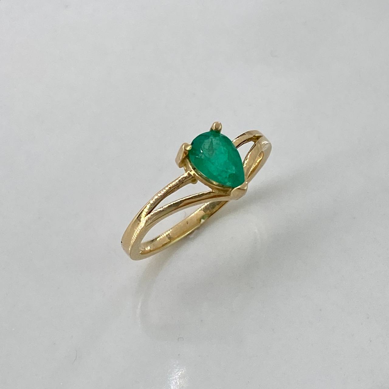 Anillo Pera  2.75gr / T7 1/4 / Solitario 1.24 Kt Esmeralda  Oro Amarillo (Joya)$