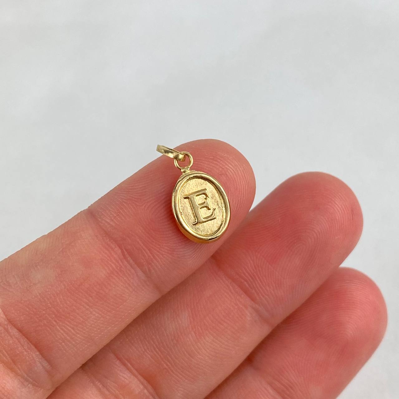 Dije Letra E  0.5gr / 1.8cm / Troquelada Oro Amarillo