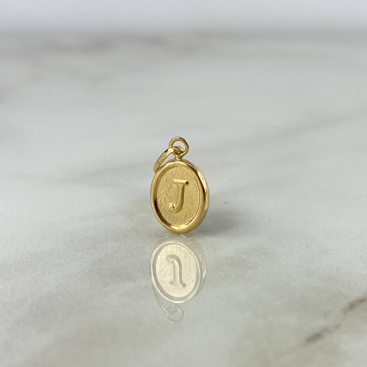 Dije Letra J 0.5gr / 1.8cm / Troquelada Oro Amarillo