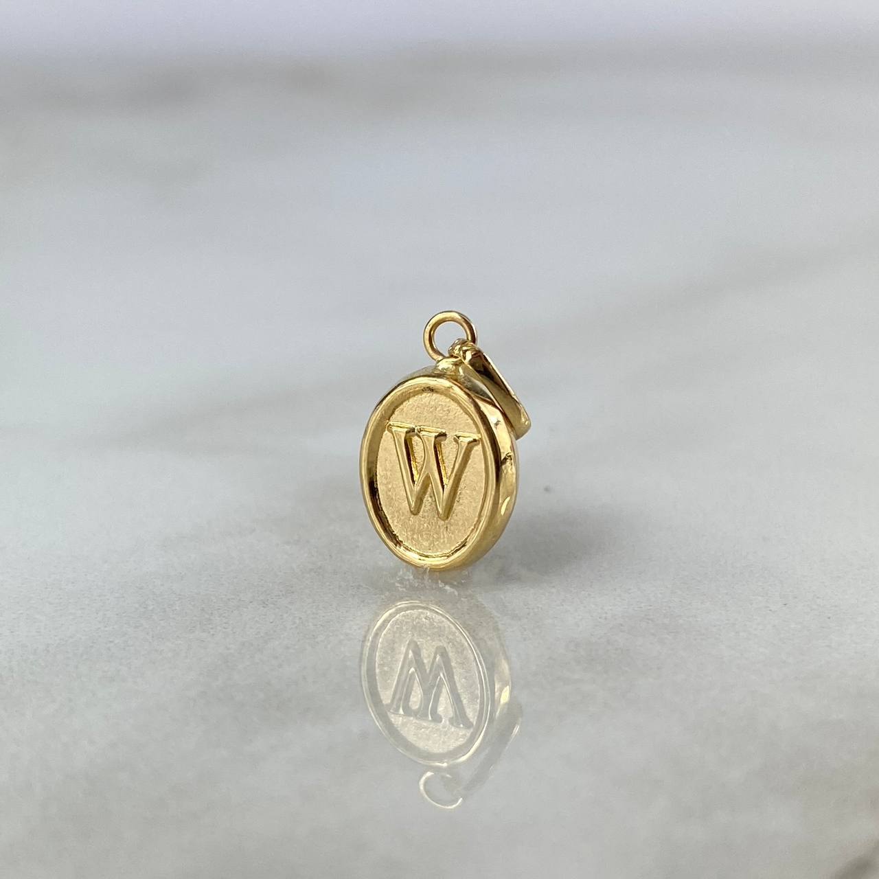 Dije Letra W 0.5gr / 1.8cm / Troquelada Oro Amarillo