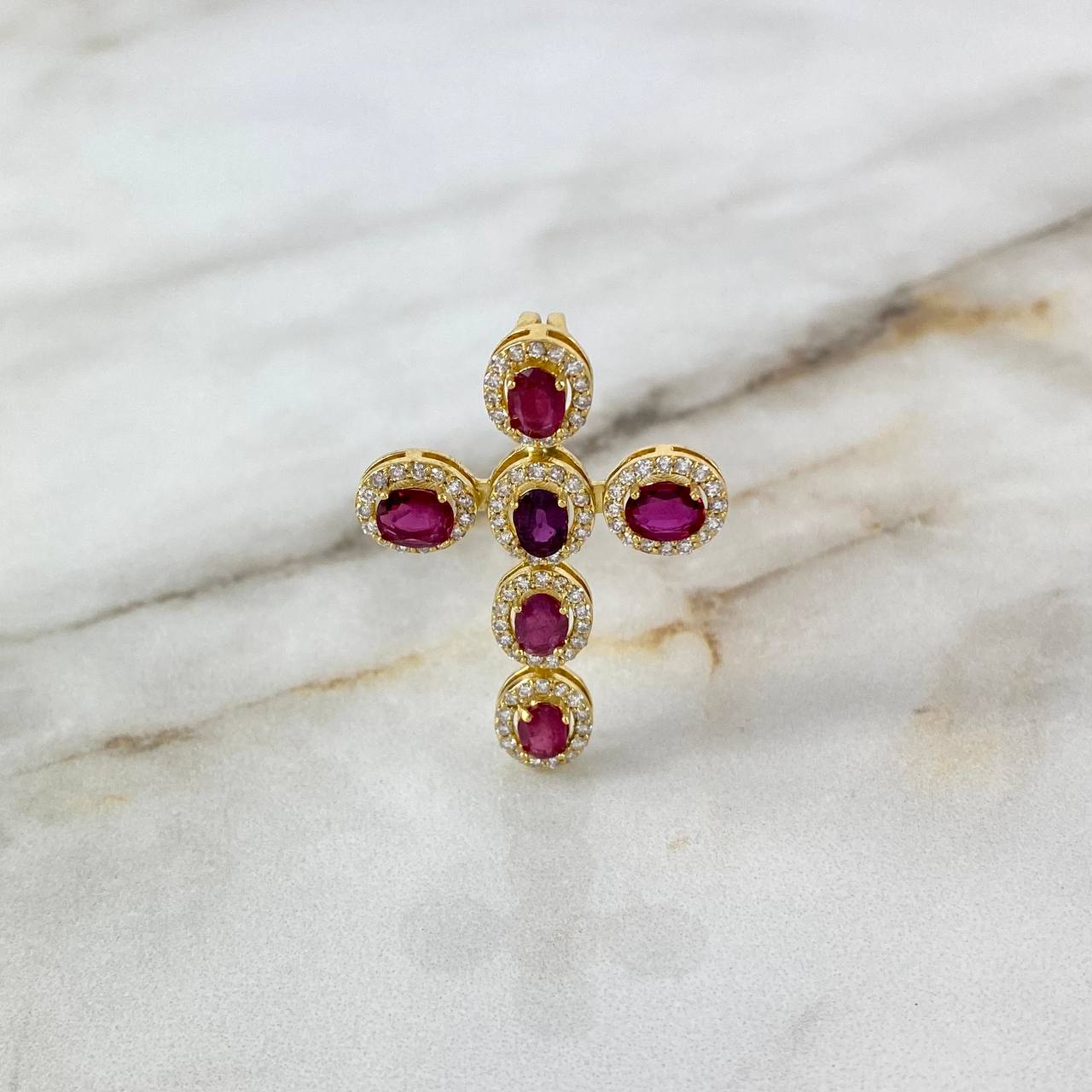 Dije Cruz Tupida 6.15gr / 3.8cm Rubies 2.55Qts Diamantes 44pts Oro Amarillo (Joya)