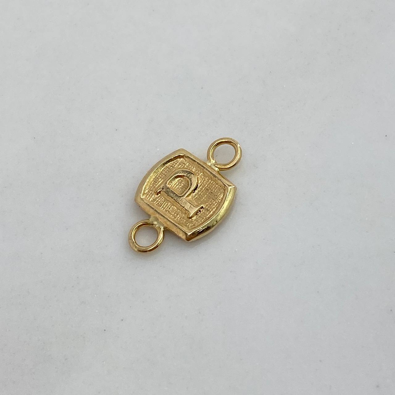 Herraje Marco Letra P  0.3gr / 1.5cm / Liso  Oro Amarillo $