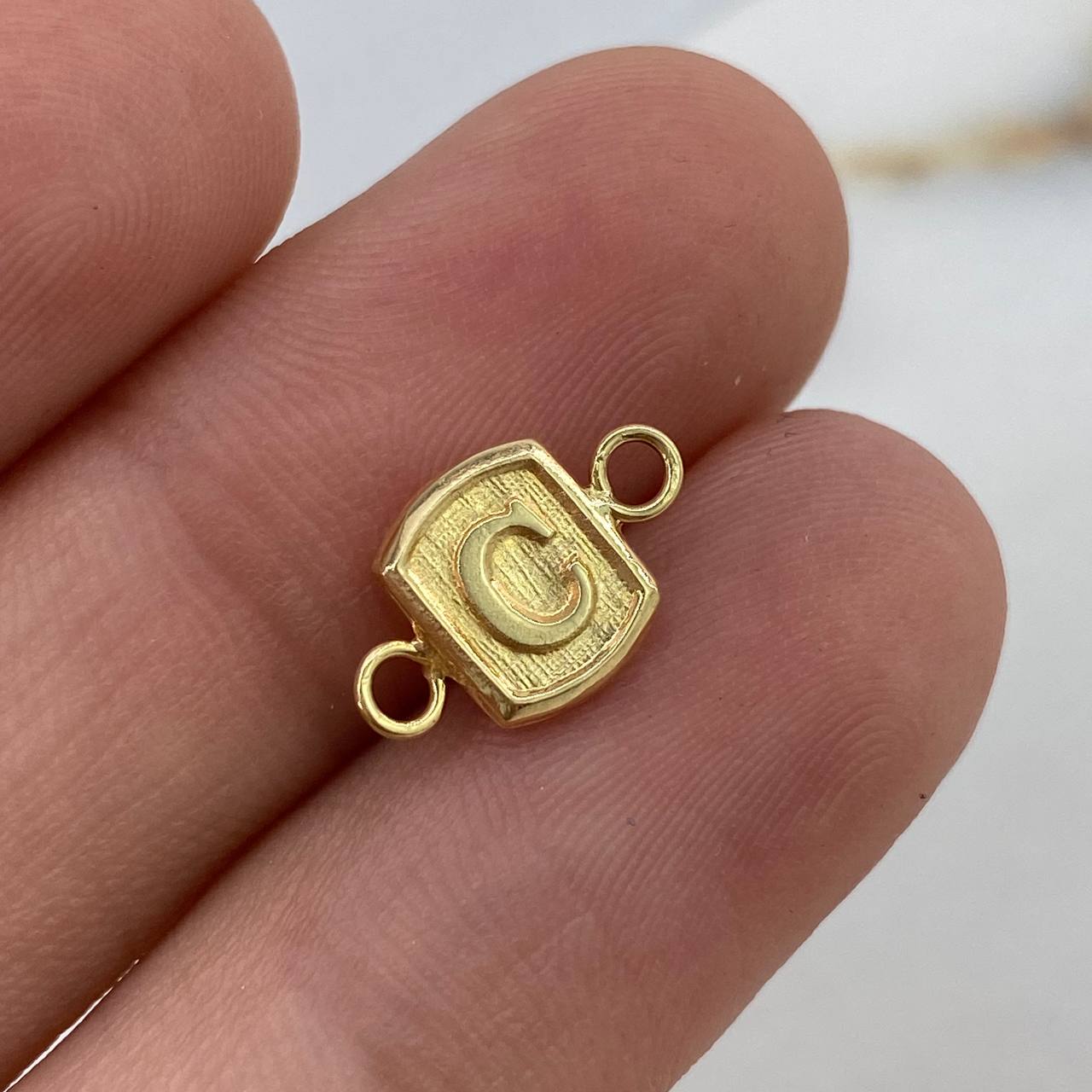 Herraje Marco Letra C 0.3gr / 1.5cm / Liso  Oro Amarillo $