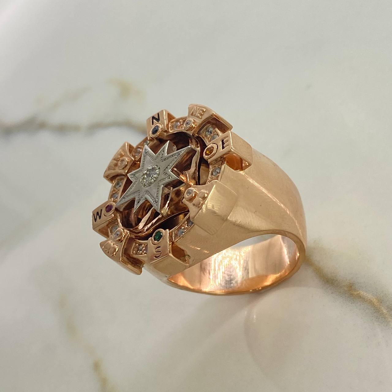 Anillo Brujula  31.1gr / T10 3/4 / Circones de Colores  Oro Rosa $