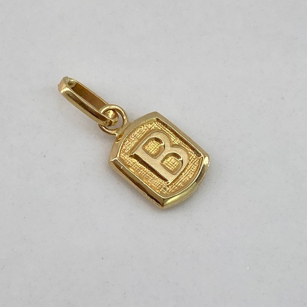 Dije Marco Letra B 0.35gr / 1.5cm / Liso  Oro Amarillo $