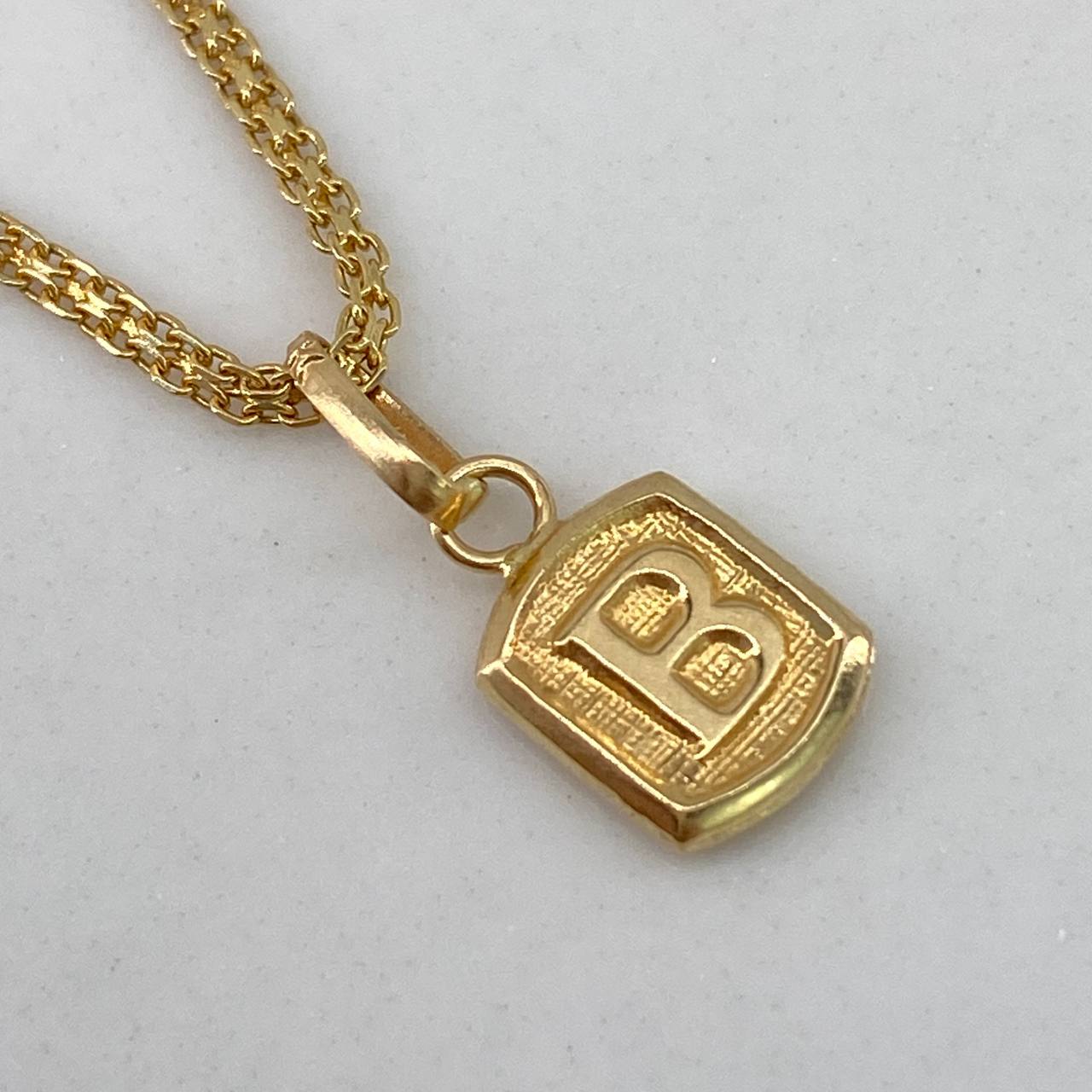 Dije Marco Letra B 0.35gr / 1.5cm / Liso  Oro Amarillo $