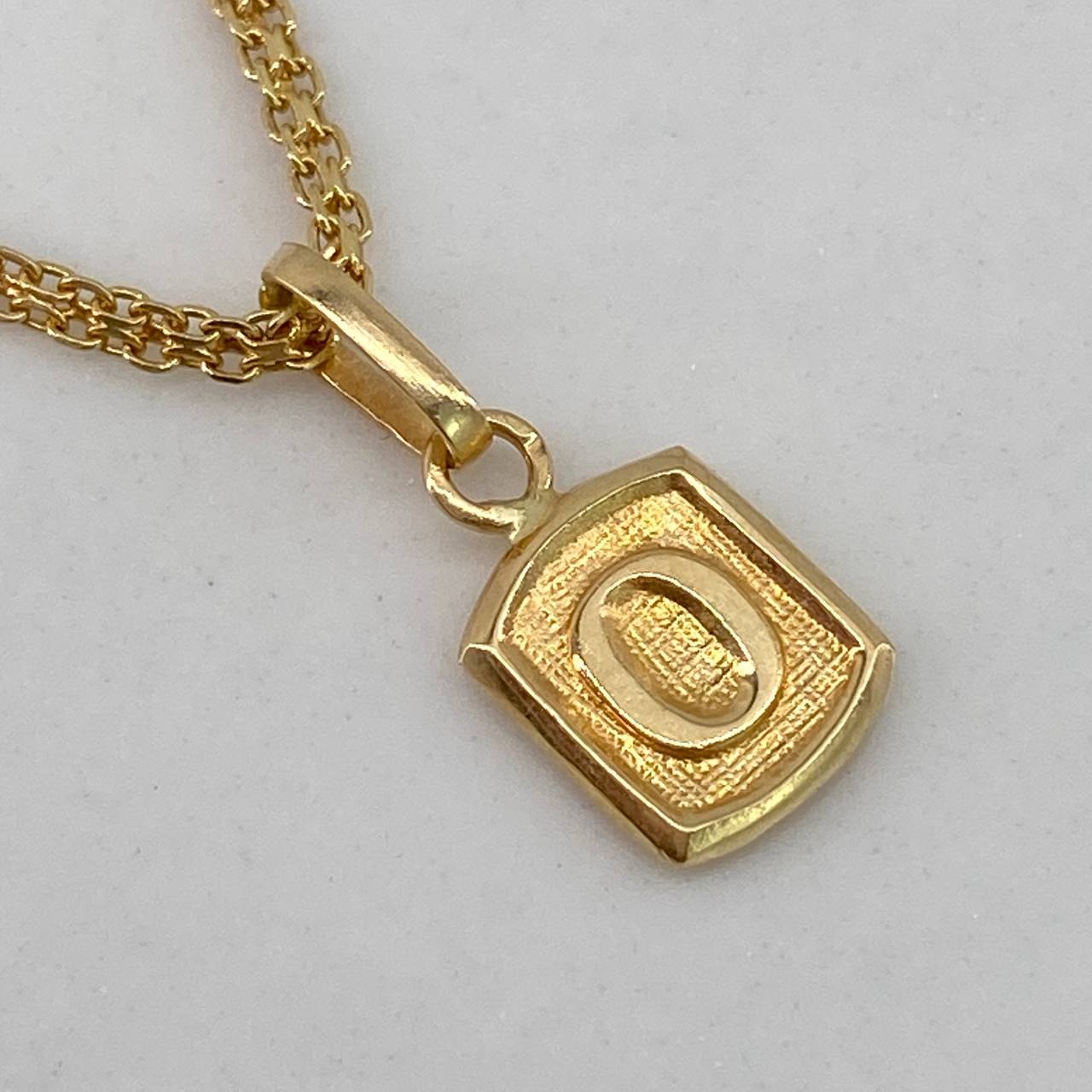 Dije Marco Letra O 0.3gr / 1.5cm / Liso  Oro Amarillo $