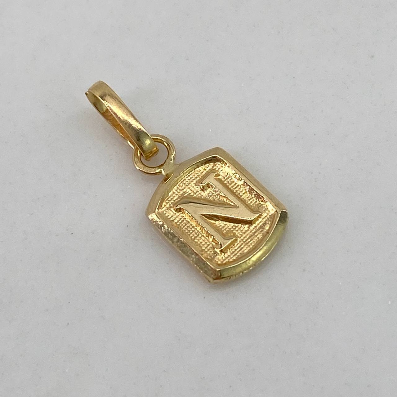 Dije Marco Letra N 0.35gr / 1.5cm / Liso  Oro Amarillo $