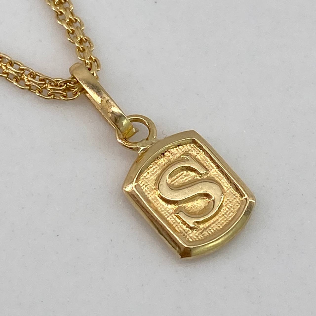 Dije Marco Letra S 0.35gr / 1.5cm / Liso  Oro Amarillo $