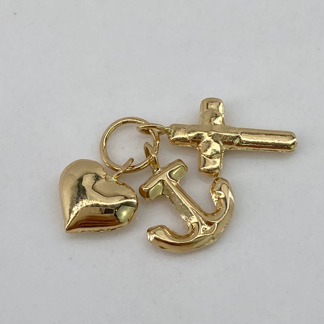 Dije Tres Gracias  0.6gr / 1.5cm / Liso  Oro Amarillo $