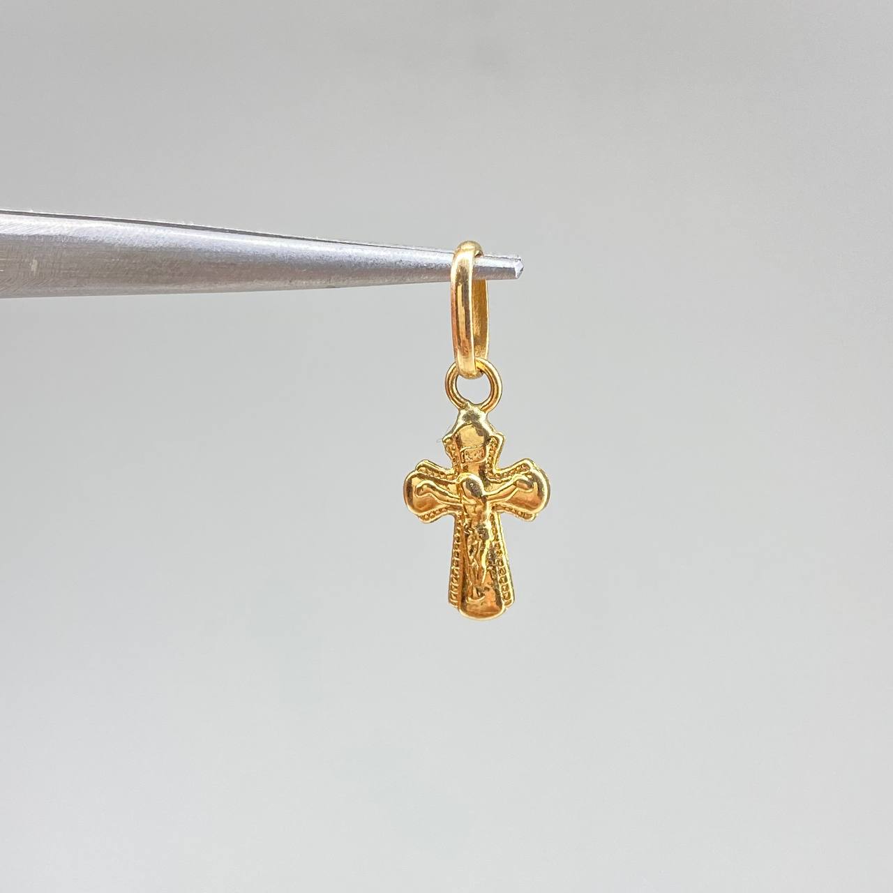 Dije Cruz Cristo  0.55gr / 1.5cm / Bordes Relieve  Oro Amarillo &