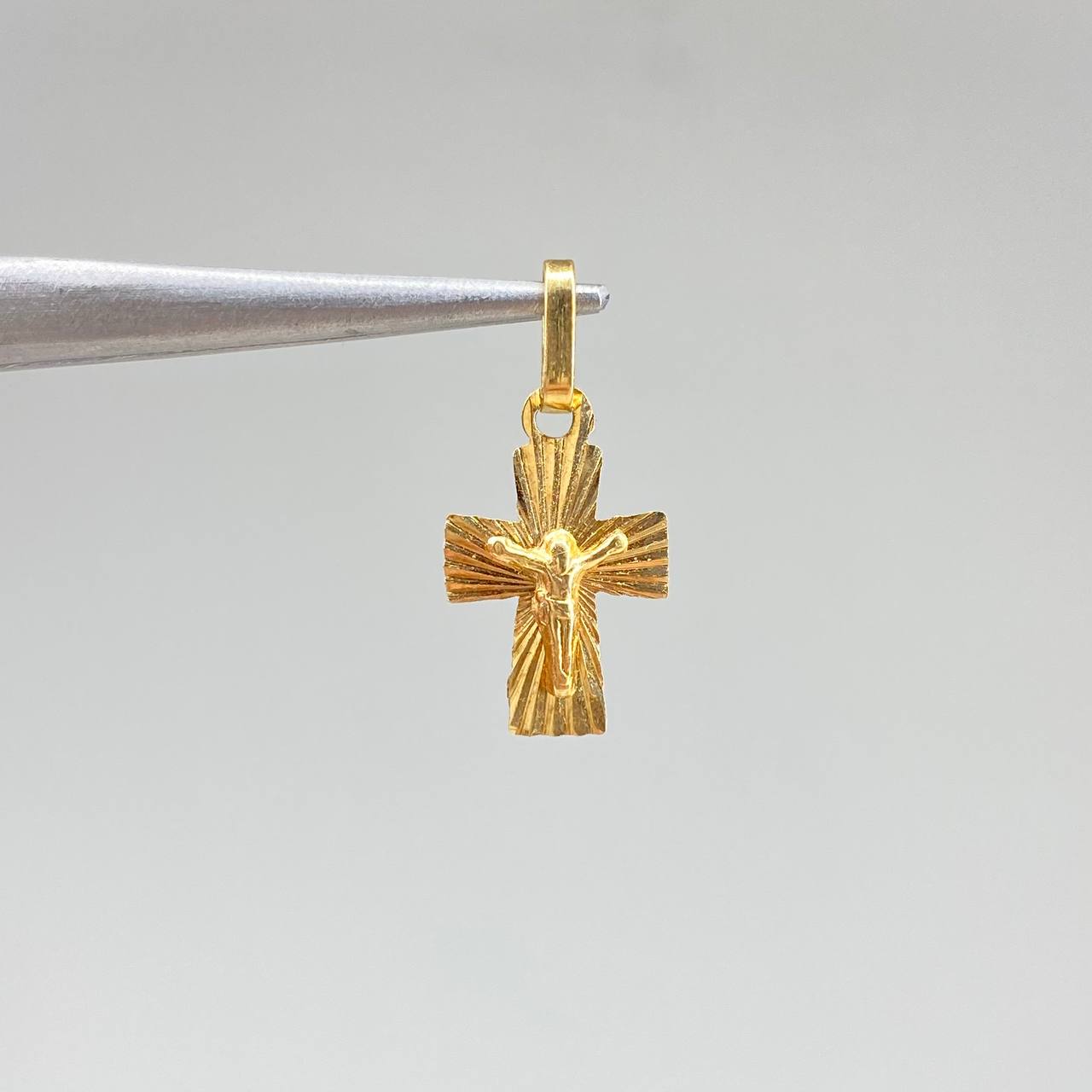 Dije Cruz Cristo  0.55gr / 1.5cm / Diamantado  Oro Amarillo &