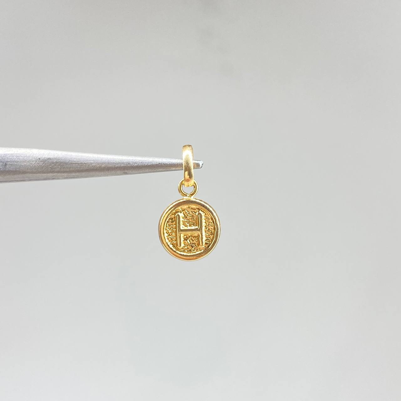 Dije Letra H  0.4gr / 1.5cm / Liso  Oro Amarillo &