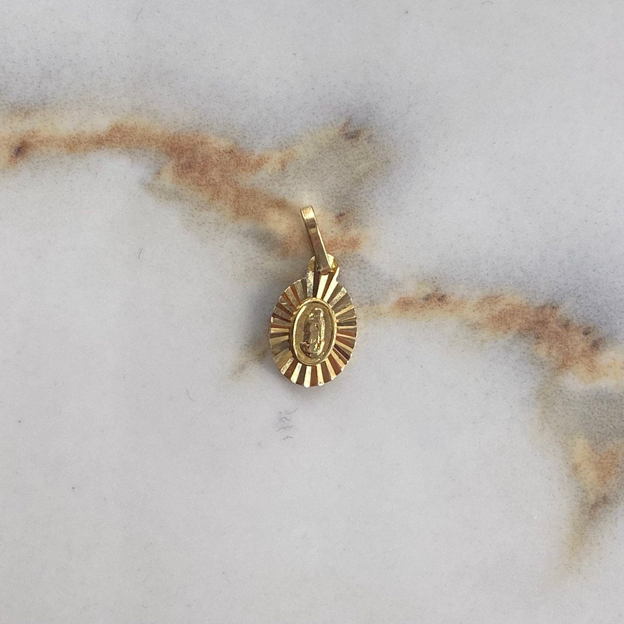 Dije Virgen Guadalupe 0.55gr / 1.5cm / Diamantada Oro Amarillo &