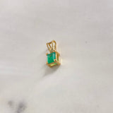 Dije Farol 1.15gr / 1.3cm / Esmeralda 65pts Oro Amarillo (Joya) $