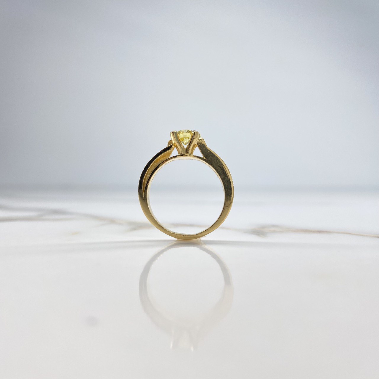 Anillo Dos Lineas 5.05gr / T5 3/4 / Diamante Amarillo 50pts Oro Amarillo (Joya) $