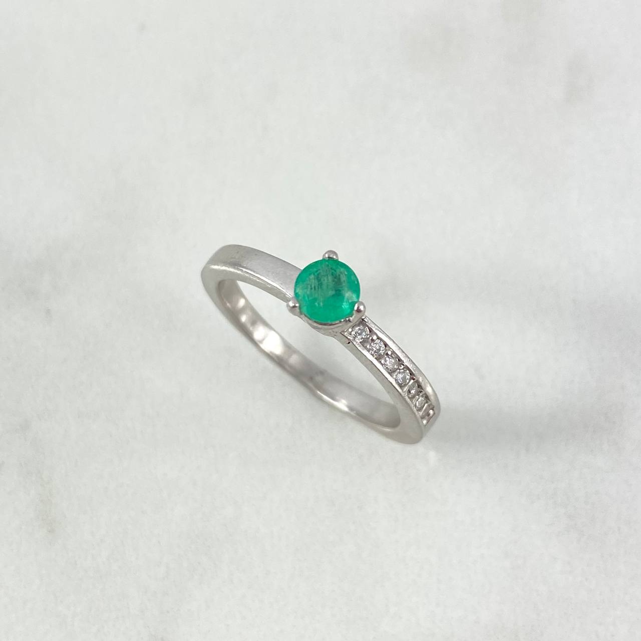 Solitario Medio T6 1/2 Anillo Esmeralda 33pts Circones Blancos Plata 925 (Joya)