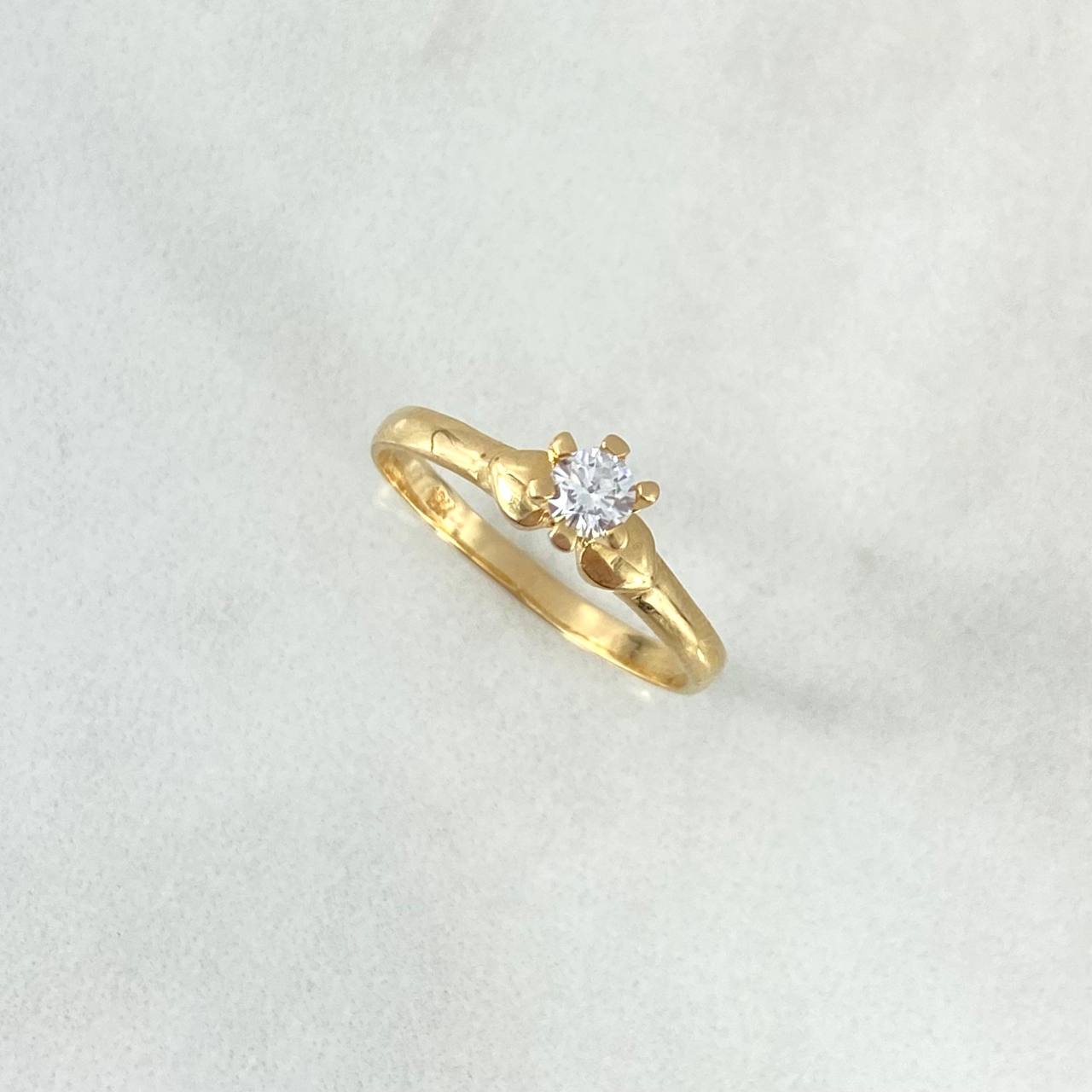 Anillo Solitario Corazones 1.75gr / T7 1/2 / Circon Blanco Oro Amarillo