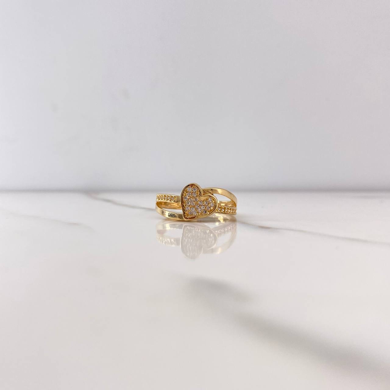 Anillo Corazon Lineas Cruzadas 4.1gr / T7 1/4 / Circones Blancos Oro Amarillo $